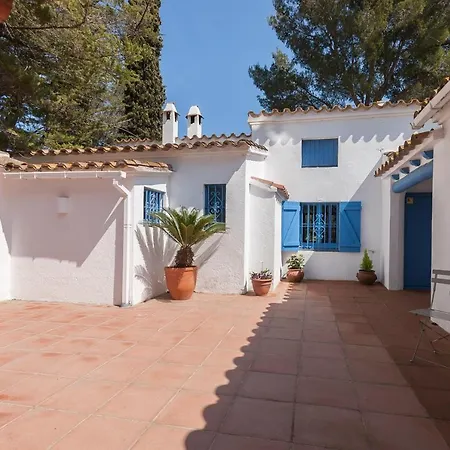 Let's Holidays 7 Xemeneies House Holiday home *