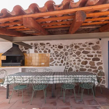 Dom wakacyjny Lets Holidays Big House With Bbq And Dining Outside *
