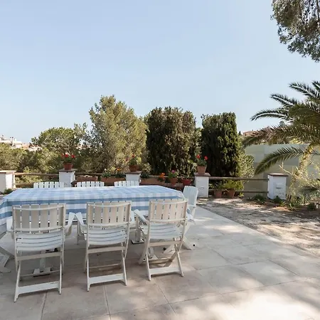 Dom wakacyjny Lets Holidays Big House With Bbq And Dining Outside *