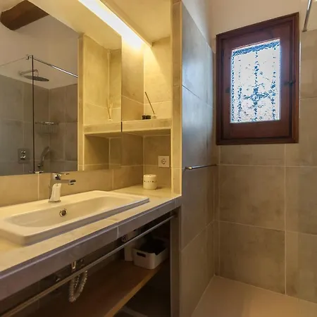 Let's Holidays 7 Xemeneies House Hébergement de vacances *