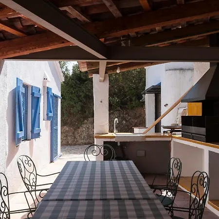 Dom wakacyjny Lets Holidays Big House With Bbq And Dining Outside Tossa de Mar
