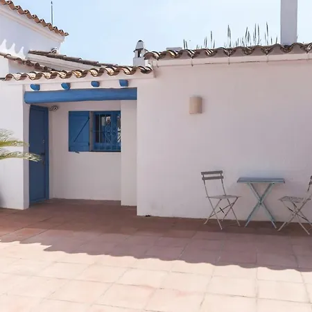 Dom wakacyjny Lets Holidays Big House With Bbq And Dining Outside *