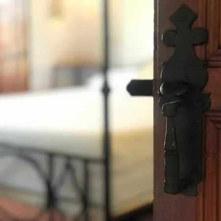 Dom wakacyjny Lets Holidays Big House With Bbq And Dining Outside *