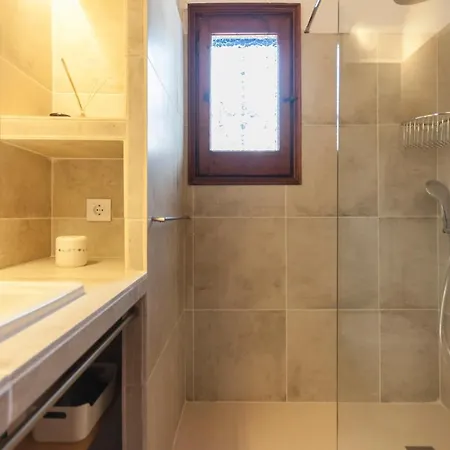 Lets Holidays Big House With Bbq And Dining Outside Dom wakacyjny Tossa de Mar