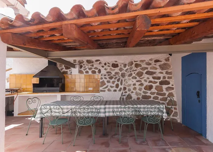 Holiday home Lets Holidays Big House With Bbq And Dining Outside *