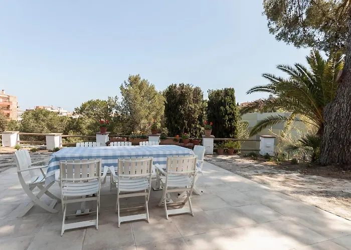 Holiday home Lets Holidays Big House With Bbq And Dining Outside *