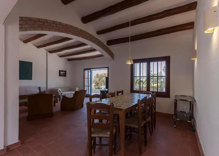 Lets Holidays Big House With Bbq And Dining Outside Holiday home *