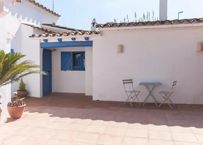 Holiday home Lets Holidays Big House With Bbq And Dining Outside *