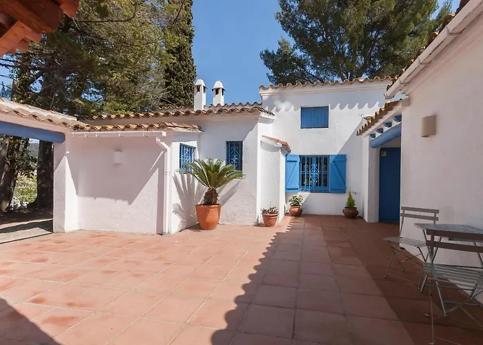 Lets Holidays Big House With Bbq And Dining Outside Holiday home *